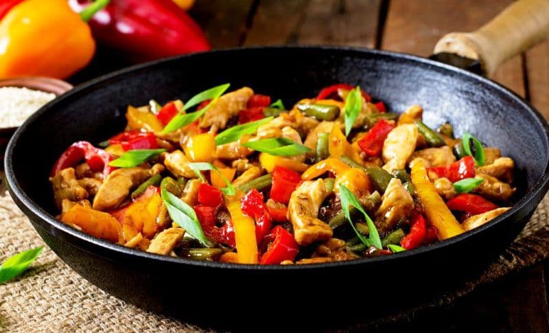 Piept de pui cu legume trase la tigaie