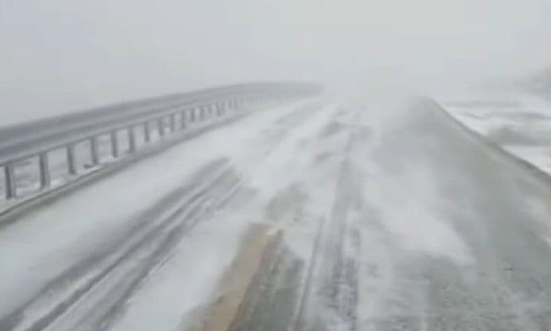 Avertisment pentru șoferii care merg pe Transalpina. Trebuie să fie echipaţi de iarnă. A nins și s-a format polei