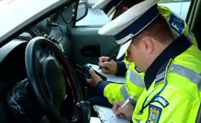 Aproximativ 50 de permise de conducere și certificate de înmatriculare reținute de polițiști în weekendul care a trecut