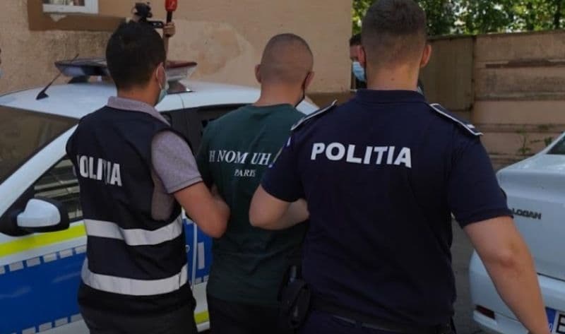 Două persoane reținute de polițiști. Nu au păstrat distanța față de soții și au fost arestați