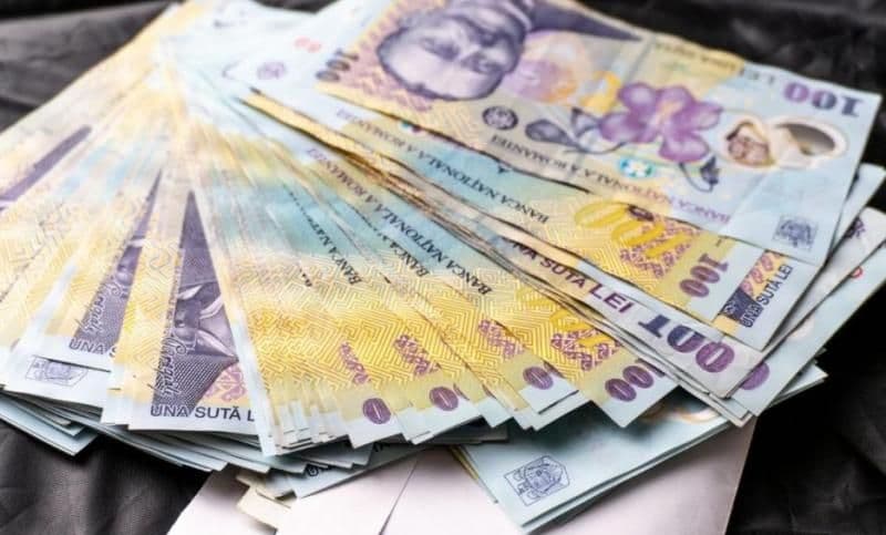 O nouă metodă de înșelăciune ia amploare. Cum sunt „înlocuite” bancnotele de 100 de lei