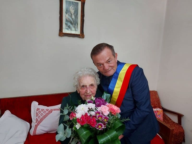 Cetățean centenar din Dorohoi sărbatorit de autorități - FOTO