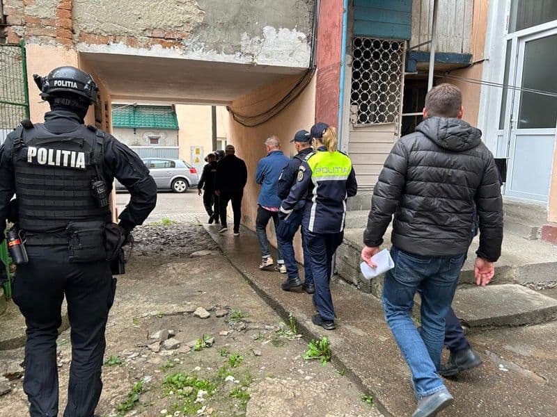 Razie de amploare a polițiștilor botoșăneni pentru verificarea persoanelor care locuiesc ilegal - FOTO