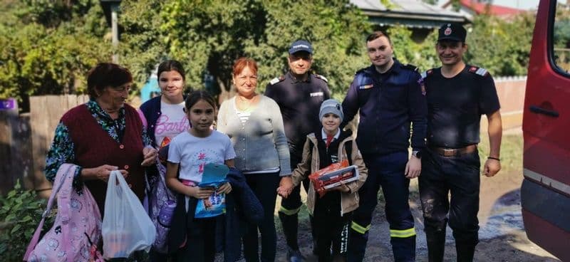 Zâmbete aduse de pompierii botoșăneni pe chipurile copiilor din localitățile afectate de inundații - FOTO