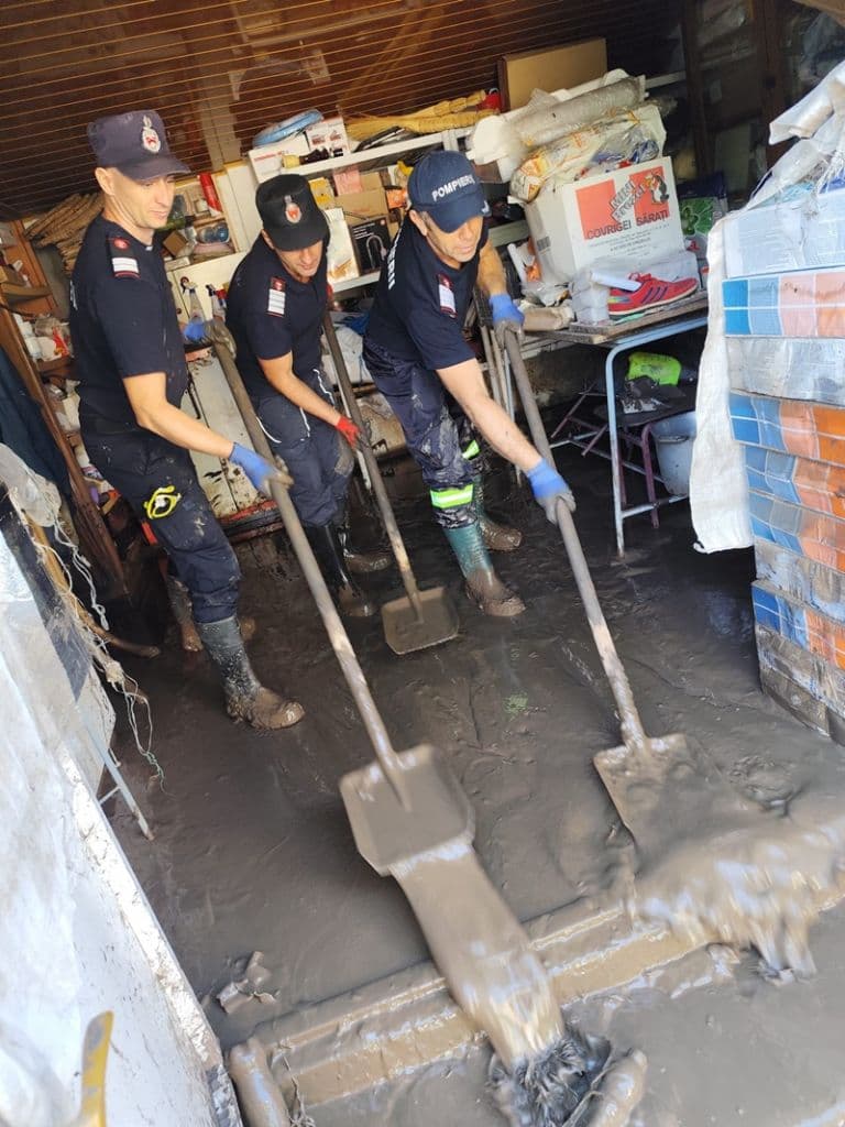 Pompierii botoșăneni alături de oamenii din localitatea Slobozia Conachi, județul Galați - FOTO