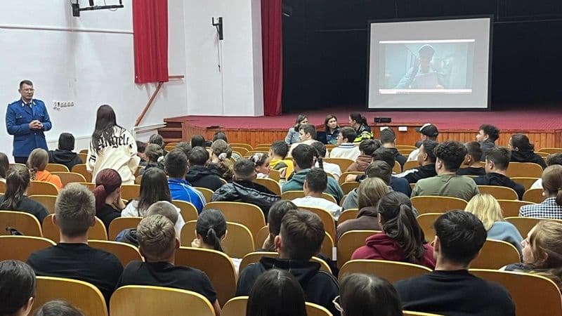 Activitate interactivă despre efectele negative ale consumului de droguri, siguranța școlară și bullying-ul susținută în județ