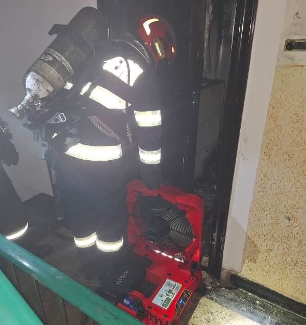 Incendiu violent izbucnit într-un apartament din Dorohoi. Zece persoane evacuate pentru a evita o tragedie - FOTO