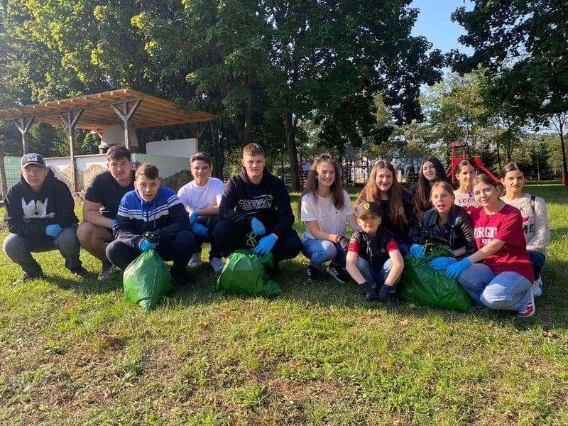 Elevii și profesorii Colegiului Național „Grigore Ghica” Dorohoi și-au unit forțele pentru o natură curată - FOTO