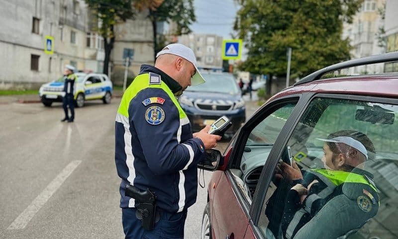 Peste 60 de permise de conducere și certificate de înmatriculare reținute de polițiști în weekendul care a trecut