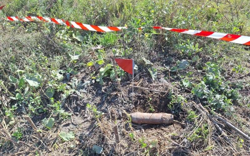 Șase proiectile explozive descoperite pe un câmp de la marginea localității Lozna
