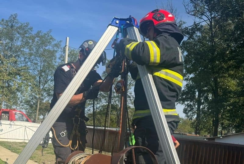 Femeie salvată de pompieri dintr-o fântână adâncă de peste zece metri - FOTO