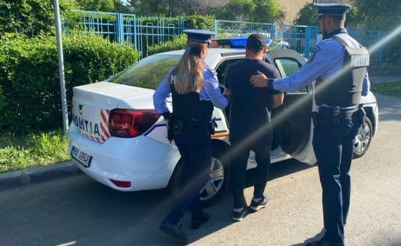 Tânăr reținut pentru tâlhărie, după ce a atacat un bărbat și i-a furat borseta