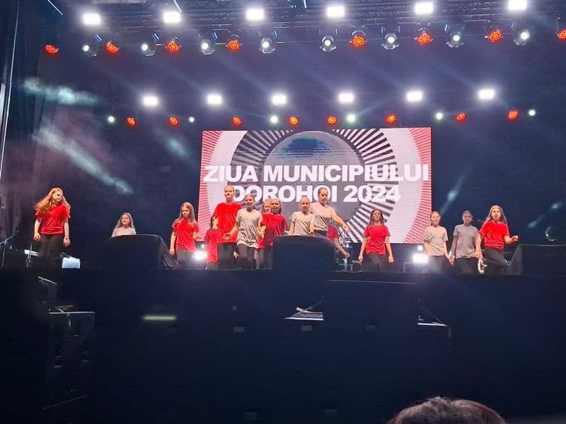 Tinere talente dorohoiene pe scena Zilei Municipiului Dorohoi - FOTO