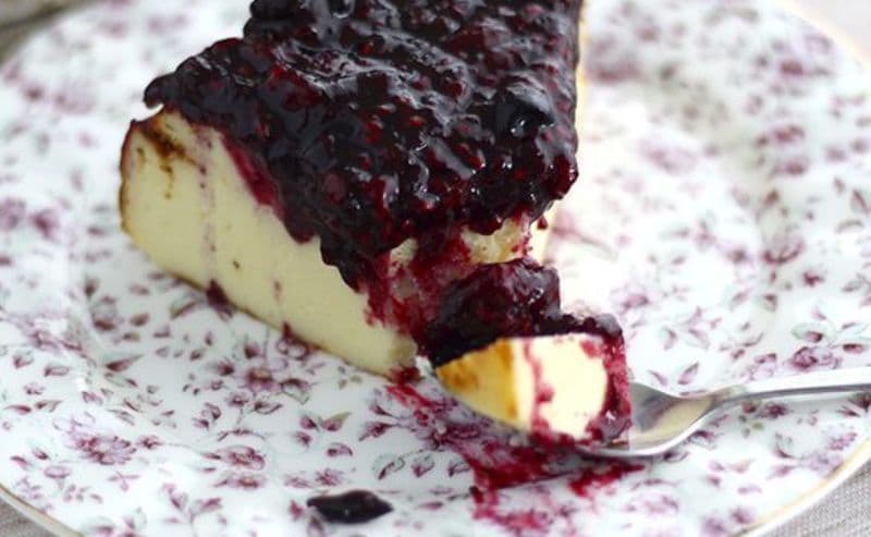 Cheesecake cu lapte condensat și gem de fructe roșii
