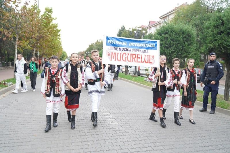 Culoare și tradiție la parada costumelor populare din cadrul Festivalului Internațional „Mugurelul” 2024 - FOTO