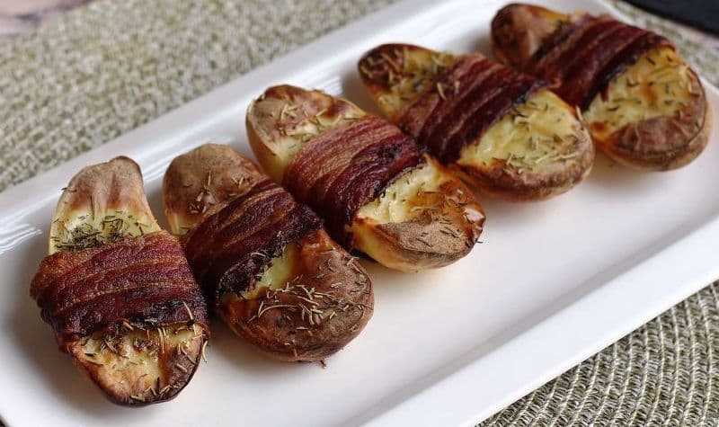Cartofi copți și acoperiți cu bacon afumat