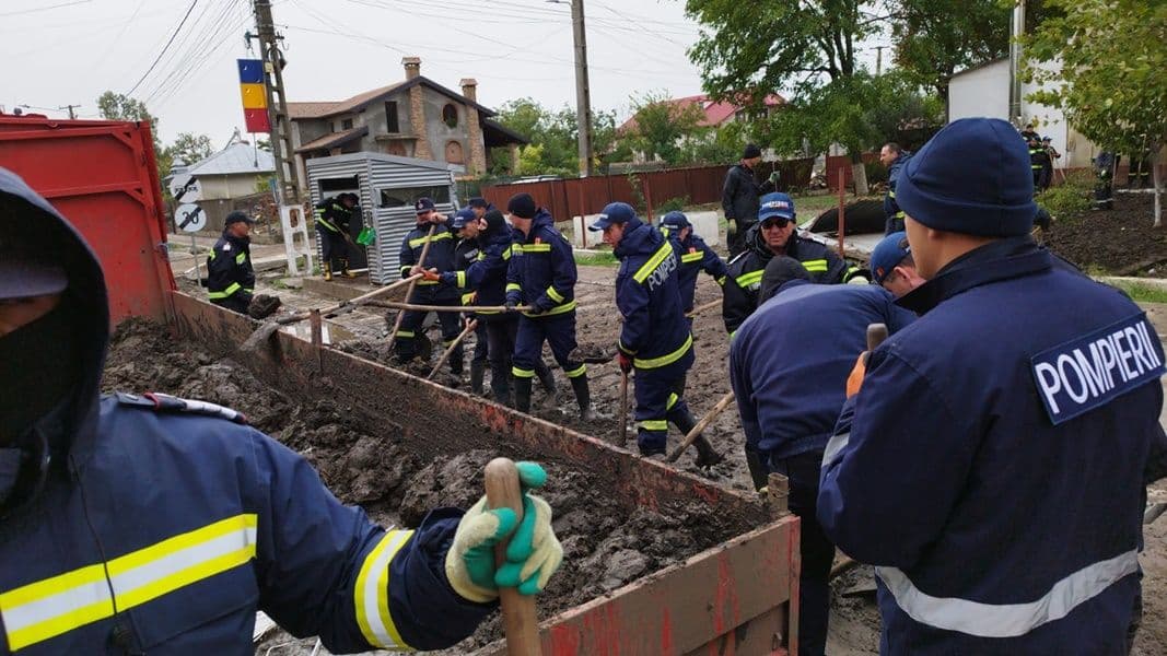 Pompierii botoșăneni și-au încheiat misiunea în localitatea Cudalbi, județul Galați - FOTO