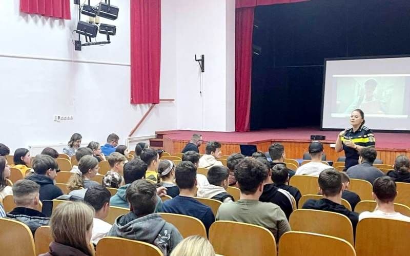 Polițiștii de siguranță școlară - activități de informare în prima lună a anului școlar
