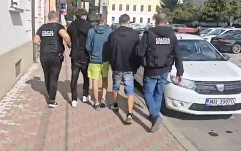 Trei tineri din Dorohoi reținuți după ce au dat o spargere la un magazin de haine 