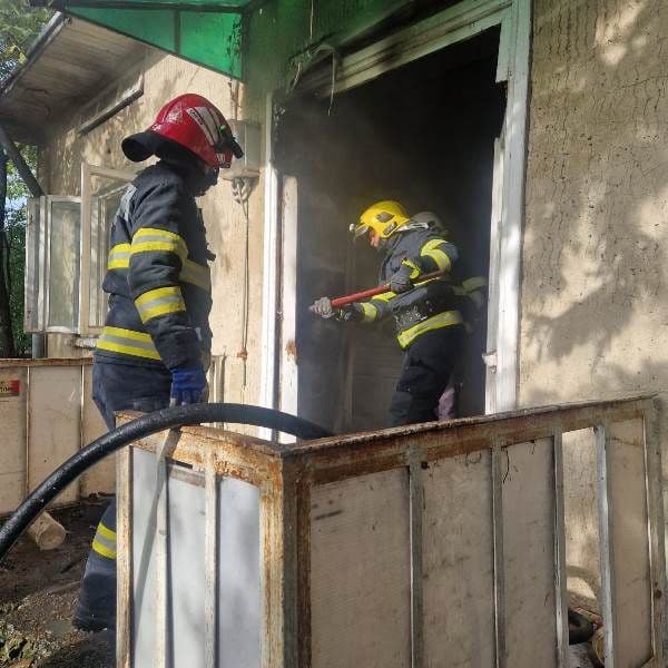 Neatenția costă! Două incendii izbucnite după ce proprietarii au uitat oalele cu mâncare pe foc - FOTO
