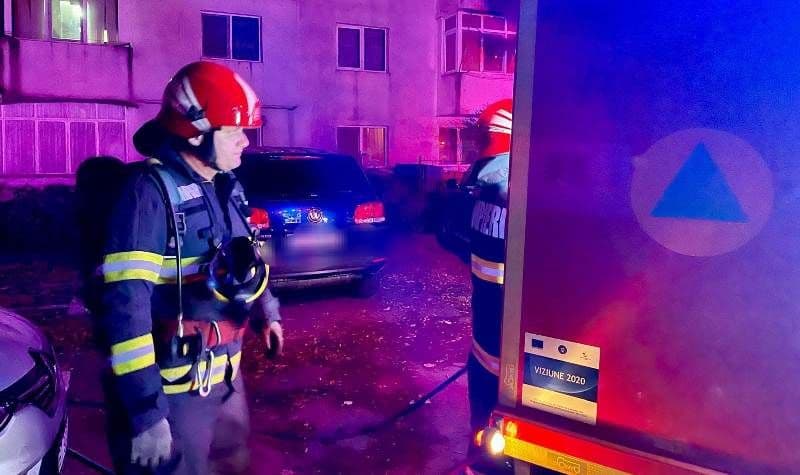 O tigaie cu mâncare uitată pe aragazul a provocat panică într-un bloc - FOTO