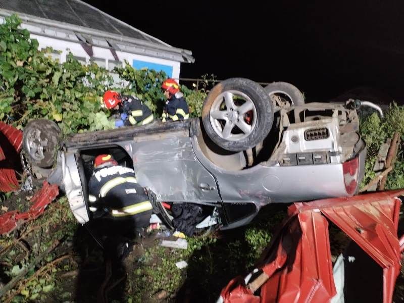 Un bărbat a avut nevoie de îngrijiri medicale, după ce s-a răsturnat cu mașina