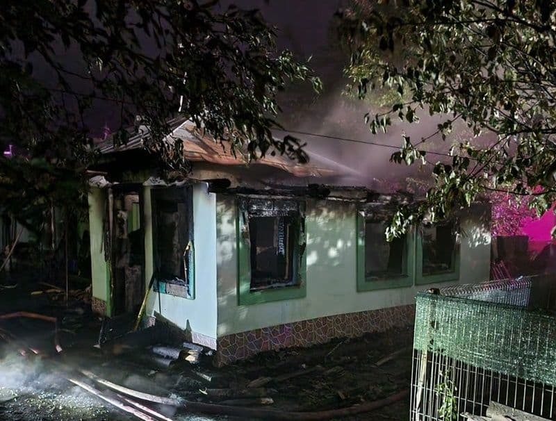 Casă cuprinsă de flăcări din cauza jarului căzut din sobă. Pompierii au salvat alte trei case din aceeași gospodărie