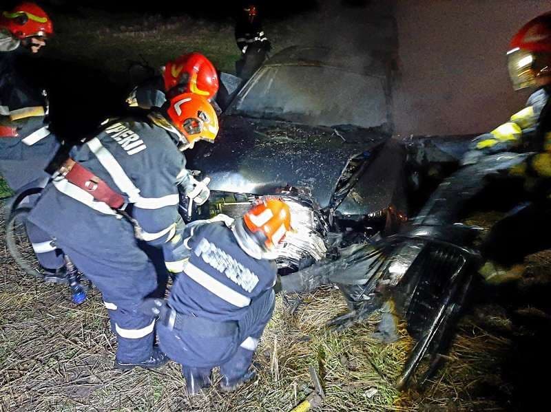 Un autoturism a luat foc după ce a lovit un copac de pe marginea unui drum din Ibănești - FOTO