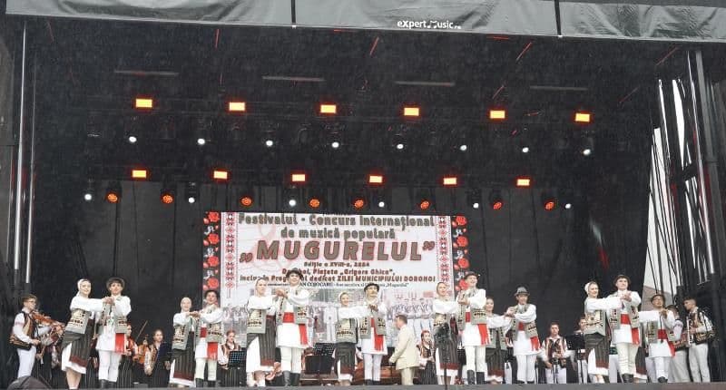Orchestra „Mugurelul” în Gala Excelenței Culturii Tradiționale Botoșănene, marca „Tezaur folcloric”