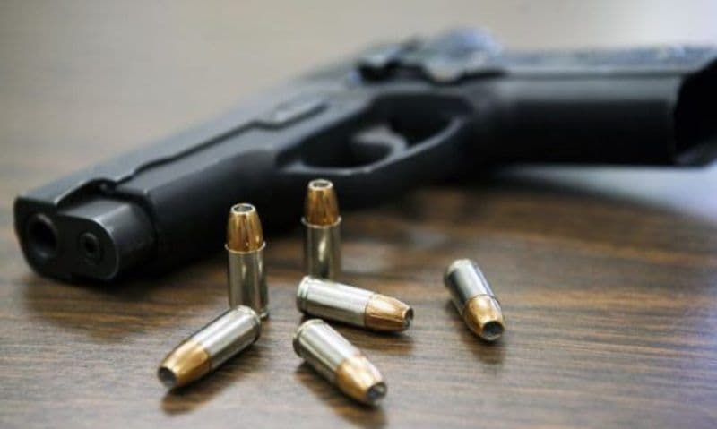Trei persoane au rămas fără drept de folosire a armelor în urma unui control al polițiștilor