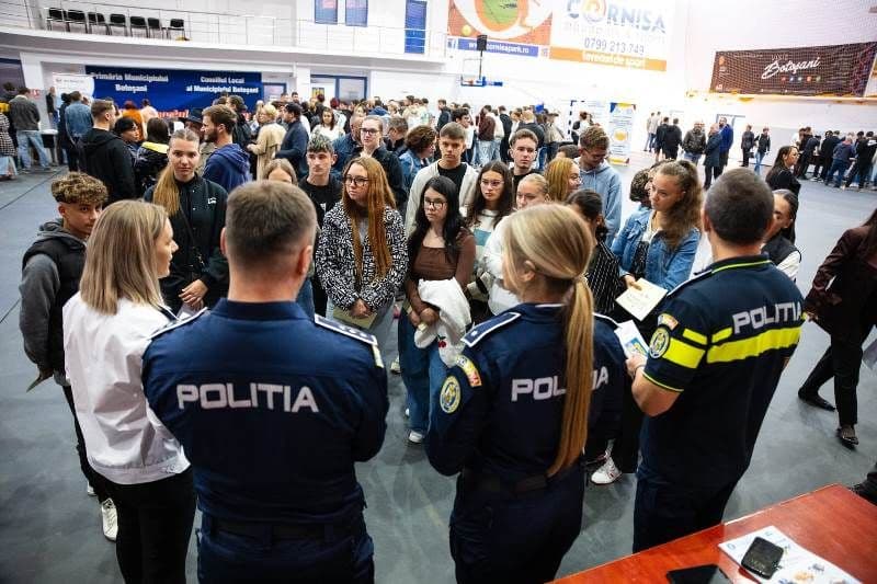 Polițiștii au interacționat cu tinerii botoșăneni care își caută un loc de muncă - FOTO