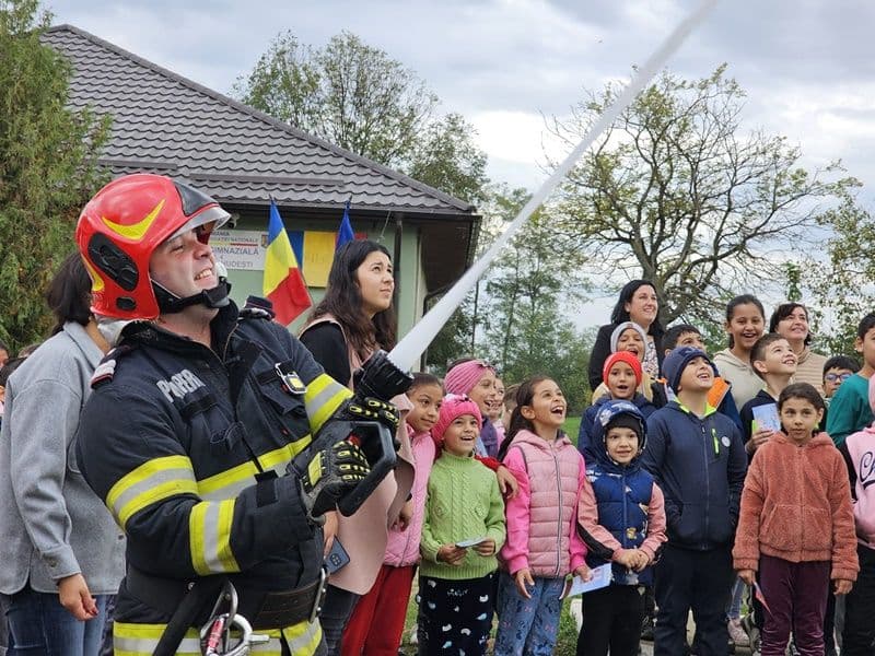 Activități de informare și educare preventivă desfășurate de pompieri în fața a peste 700 de elevi și cadre didactice
