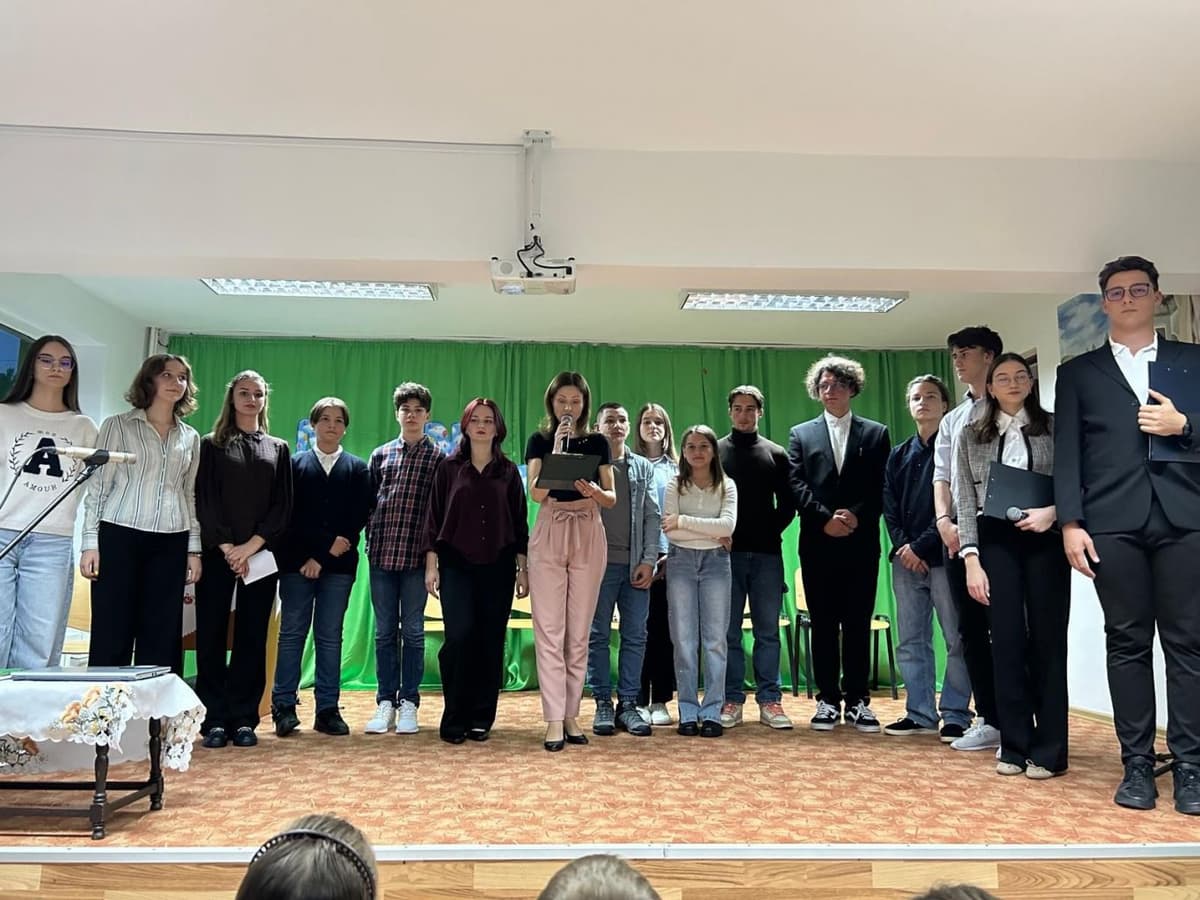 Adolescenții de la Clubul Copiilor Dorohoi pun în Scenă „Minunea” pentru un Viitor Sustenabil – FOTO