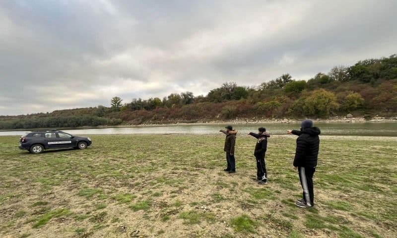 Trei cetăţeni indieni opriţi la frontiera de nord-est - FOTO