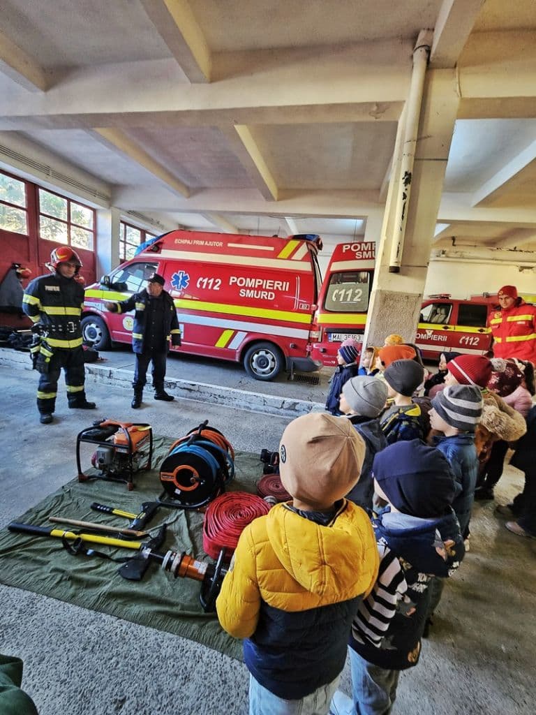 Pompierii, prietenii copiilor. Detașamentul din Dorohoi vizitat de elevii de la Școala Gimnazială „Mihail Kogălniceanu”  - FOTO