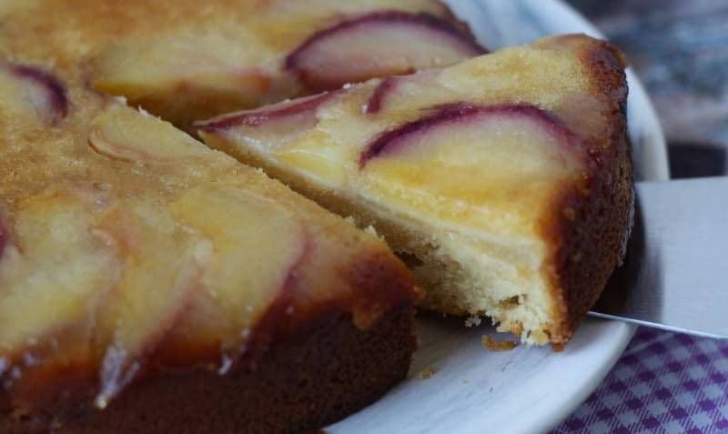 Tartă răsturnată cu piersici, unt topit și caramelizat