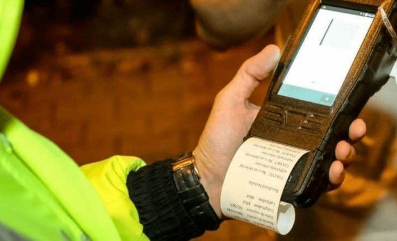 Tânără de 27 de ani cu un compotament suspect găsită pozitiv la controlul cu aparatul DrugTest