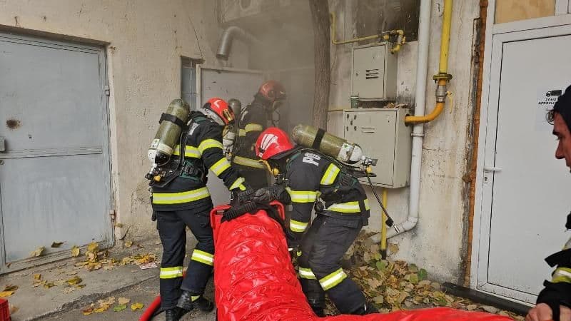 Arhiva unei societăți împreună cu mai multe bunuri au luat foc în subsolul unui bloc din Botoșani - FOTO
