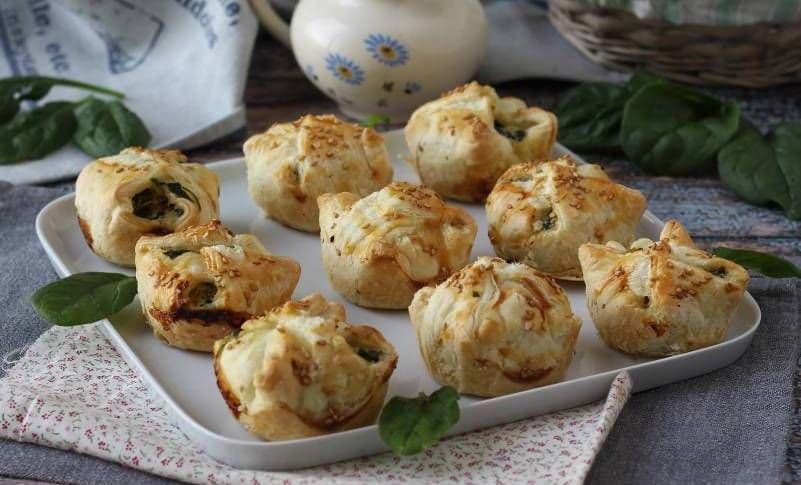 Mini plăcinte pufoase cu spanac