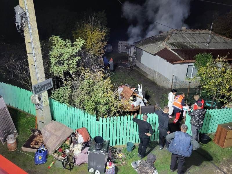 Acoperișul unei case mistuit de flăcări. Proprietarii care se aflau în interior și-au dat seama târziu - FOTO