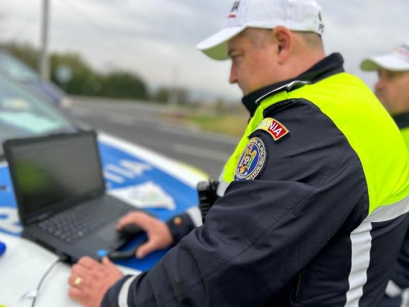 Transportatori verificați la aparatele Tachoscan, de polițiștii rutieri - FOTO