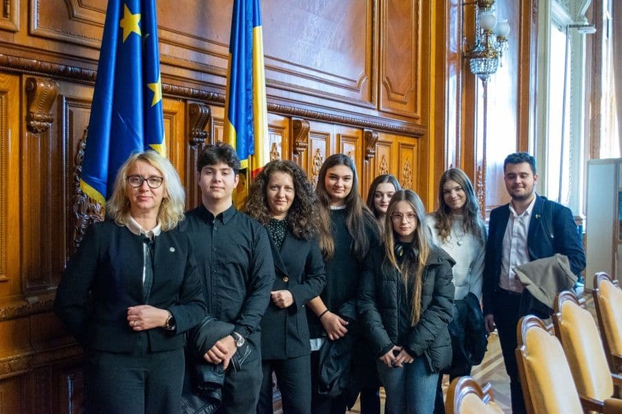 Elevii din Botoșani recompensați deputatul Alexandra Huțu cu o vizită la Muzeul Militar Național și Palatul Parlamentului - FOTO