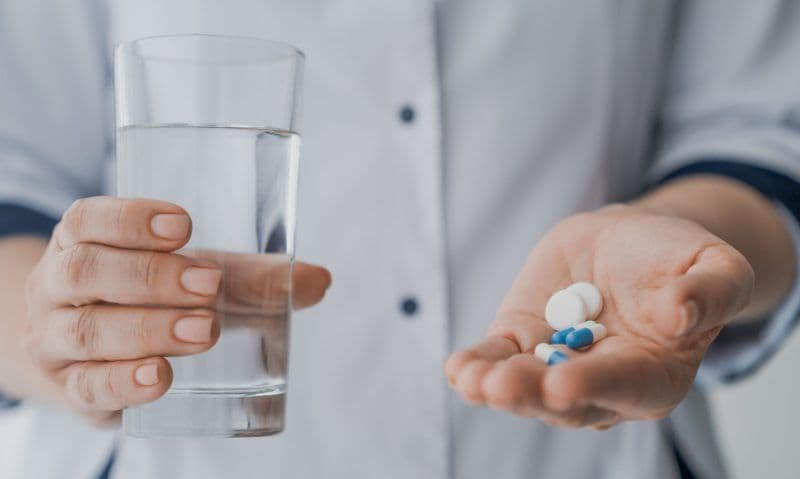 Câtă apă trebuie să bei atunci când iei medicamente?