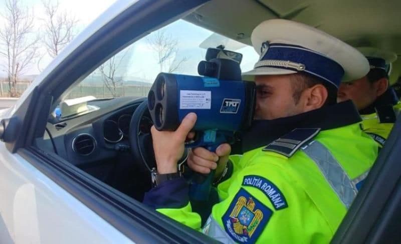 Șoferiță oprită pentru viteză excesivă s-a ales cu dosar penal după ce a fost depistată și cu alte nereguli