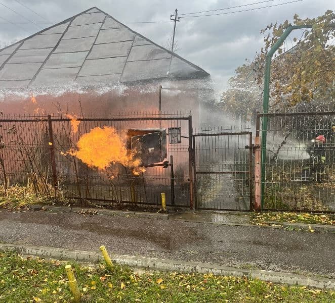 Casă pusă în pericol după ce un panou de distrubuție a gazelor naturale a luat foc - FOTO