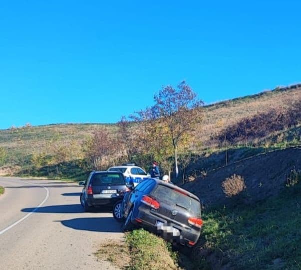 Două persoane au avut nevoie de îngrijiri medicale după ce o mașină a ajuns într-un șanț 
