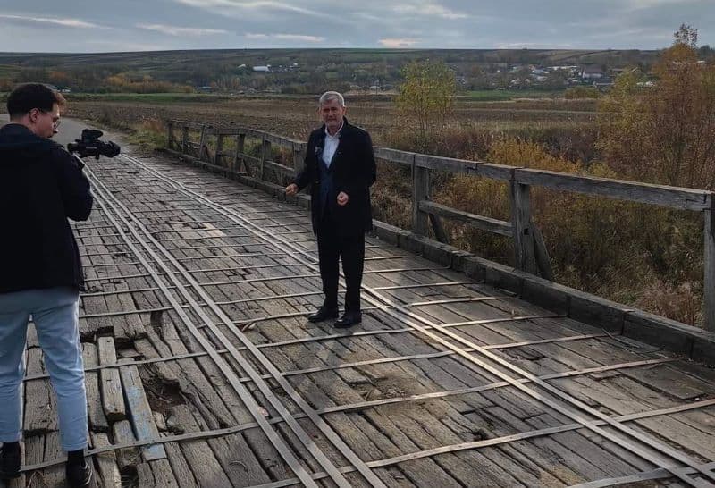Valeriu Iftime: „Nu, nu sunt în Congo. Sunt chiar aici, în Botoșani, pe un pod din satul Mateieni”