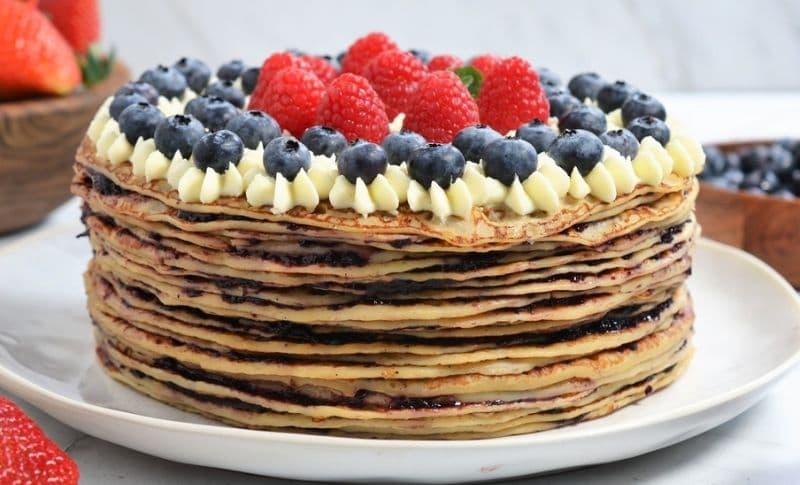 Tort de clătite cu cremă de brânză şi ciocolată
