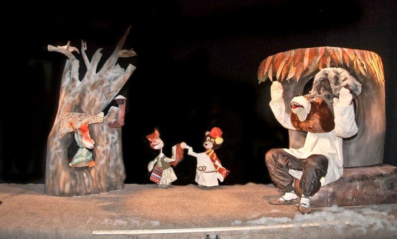 „Ursul păcălit de vulpe” în această săptămână la Teatrul pentru Copii și Tineret „Vasilache” Botoșani
