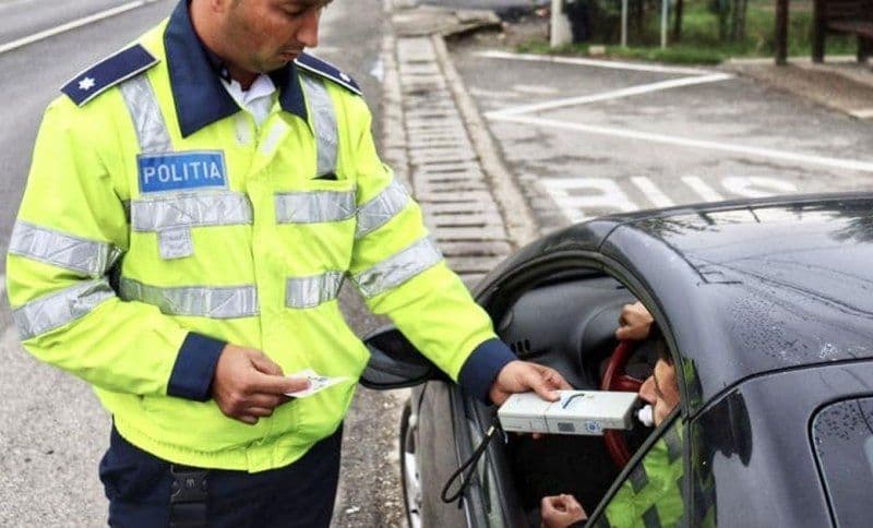 Tânăr din Dersca depistat fără permis și băut la volan, scos din trafic de polițiști